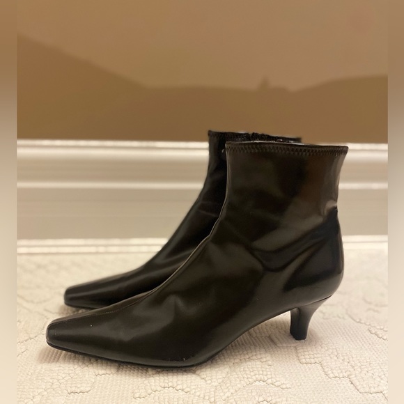 •SOLD• Black Leather Pointed Toe Heeled Booties - Picture 2 of 11